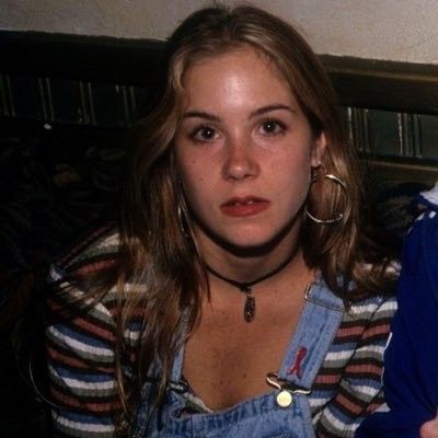 Christina Applegate, Nostalgia Aesthetic, Iconic Women, Style Me, Fashion Inspo, Human, Hair Styles, Women's Top, Hair