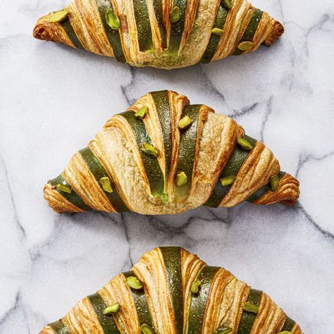 Pistachio Croissant Recipe, Vegan Patisserie, Pistachio Croissant, Almond Pastry, Pistachio Recipes, Almond Bread, Croissant Recipe, Cronut, Bread Alternatives