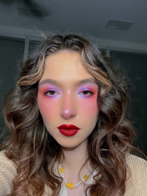 Purple Hair Red Lipstick, Purple And Red Eye Makeup, Purple Eyeshadow Red Lipstick, Purple Red Eyeshadow, Watercolor Eyeshadow Looks, Eyeshadow Art Ideas, Coloured Eyeshadow Looks, Creative Eye Makeup Purple, Spring Makeup Looks 2024