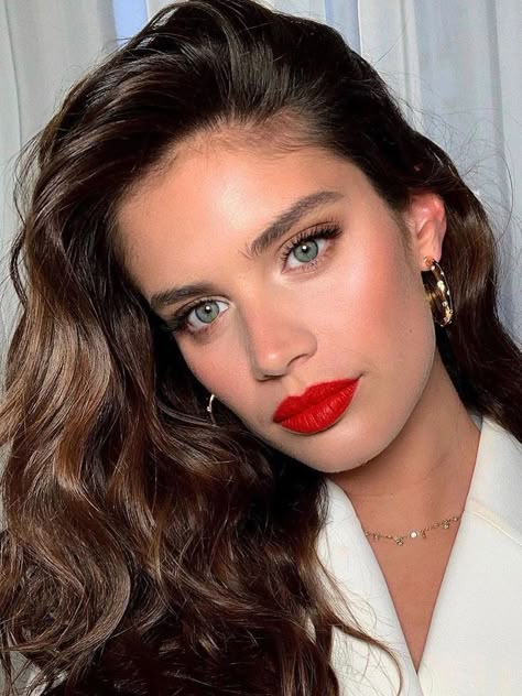 Red Lipstick Makeup Looks, Red Lips Makeup Look, Red Lipstick Makeup, Bright Red Lipstick, Dark Red Hair, Red Lip Makeup, Spring Hair Color, Sara Sampaio, Bright Blonde