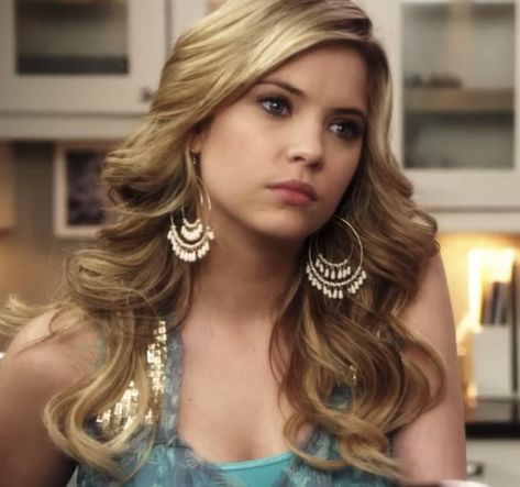 Hanna Pll, Hannah Marin, Pll Fashion, Hanna Marin, Swim Meet, Prom Queens, Ashley Benson, Fav Characters, Pretty Little Liars