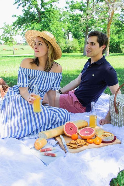 A Picnic On The Ranch - One Swainky Couple Pik Nik, Ranch Fashion, Picnic Photography, Couple Date, Picnic Outfit, Romantic Picnic, Outfit Ideas For Church, Latina Outfit, Picnic Ideas