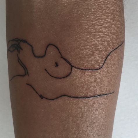 I love this- female figure tattoo Figure Tattoo, Simple Tats, Body Outline, Small Tats, Tumblr Art, All I Ever Wanted, Tattoo Life, Aesthetic Boy, Line Tattoos