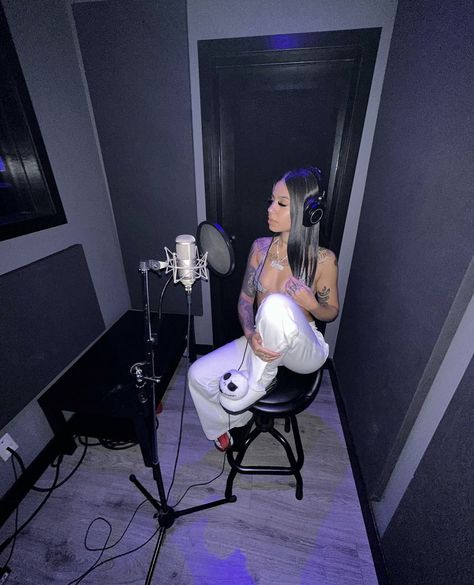 Music Collaboration Aesthetic, R&b Singers Aesthetic, Music Studio Pics, Female Producer Aesthetic, Rappers In Studio, Female Rapper Aesthetic, Rap Girl Aesthetic, Singer In Studio, Rapping Studio