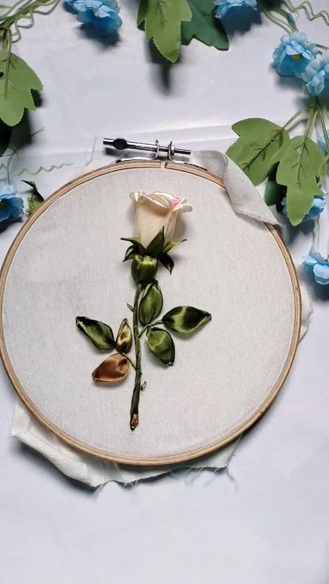 Ribbon Rose Embroidery, Sulam Pita, Silk Ribbon Embroidery Tutorial, Embroidery Simple, Boro Sashiko, Sulaman Pita, Christmas Tree Embroidery, Silk Ribbon Embroidery Patterns, Embroidery Easy