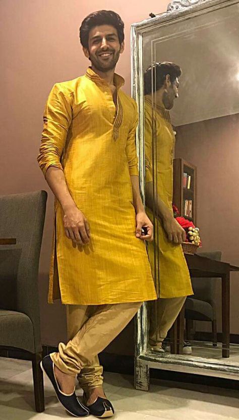 Follow Me Rishita Surve•̀.̫•́✧ Kartik Aaryan In Traditional Wear, Traditional Kurta For Men, Karthik Aaryan, Formal Dress For Men, Best Formal Dresses, Formal Dresses For Men, Kartik Aaryan, Kurta Men, Men's Ethnic Wear