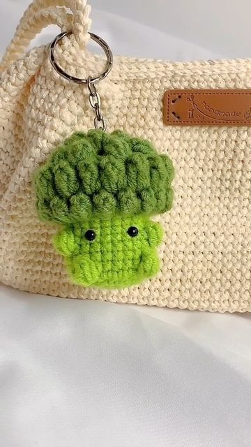 Crochet Broccoli Pattern Free, How To Crochet A Keychain, Broccoli Amigurumi, Crochet Keychain Cute, What To Crochet Ideas, Crochet Broccoli, Cute Crochet Keychains, Crochet Amigurumi Keychain, Crochet Keyring Free Pattern