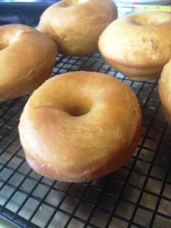 Emo Marie and the Quest for Domestic Perfection: Overnight Yeast Doughnuts - Best Recipe I Have Tried! Farmers Market Food Ideas, Overnight Waffles, Stuffed Clams, Yeast Doughnuts, Fried Desserts, Mini Donut Recipes, Raised Donuts, Doughnut Recipe Easy, Sweet Bread Rolls