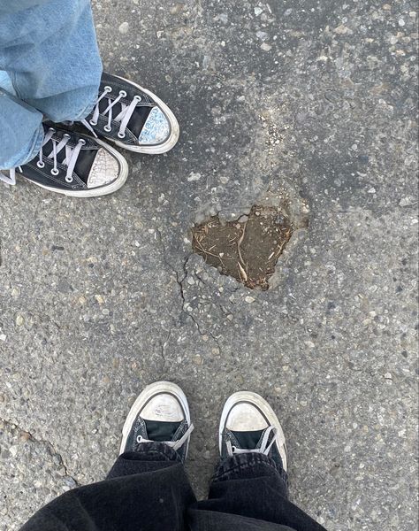 Sneakers Asthetic Picture, Shoe Pics Aesthetic, Aesthetic Shoes Converse, Cute Aesthetic Shoes, Picture Of Shoes, Indie Pic, Shoes Pics, Heart Converse, Shoe Pic