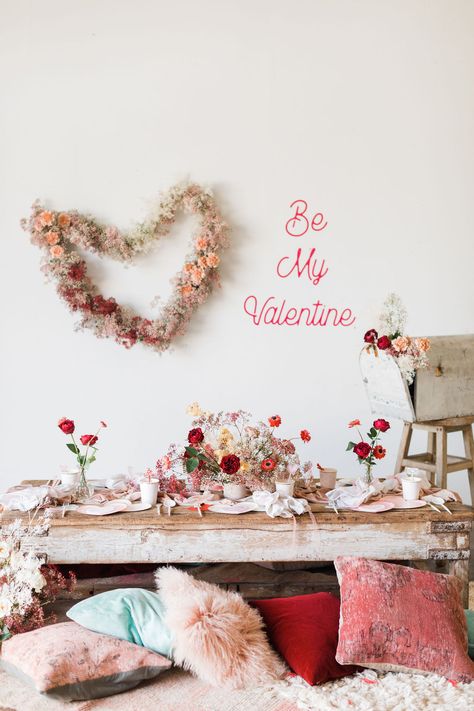 Be Mine with this Vintage Valentine's Day Party • Beijos Events Boho Valentine, Valentines Party Decor, Valentine Photo Shoot, Galentines Party, Romantic Bedroom, Valentine Photo, Pretty Tables, Table Set Up, Valentines Party