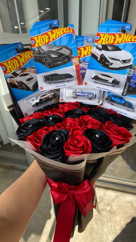 Boyfriends Birthday Ideas, Ribbon Rose Bouquets, Man Bouquet, Ribbon Flowers Bouquet, Diy Canvas Art Easy, Spiderman Gifts, Boyfriend Gift Basket, Diy Bouquet Wrap, Beautiful Photoshoot Ideas