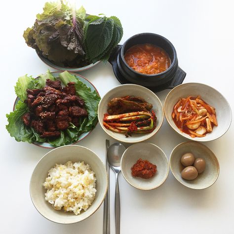 Korean Meal Aesthetic, Korean Food Spicy, Korean Food Aethstetic, Easy Korean Food, Healthy Meals Recipes, Traditional Korean Food, Korean Table, Korean Breakfast, Cheese Noodles