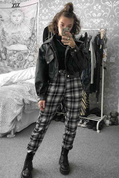 28 Versatile Plaid Pants And Ways Of Pulling Them Off Grunge Alternative Fashion, Sophie Seddon, Enby Fashion, Plaid Pants Outfit, Clothes Grunge, Vintage Street Fashion, Monochromatic Outfit, Style Gothic, Hipster Outfits