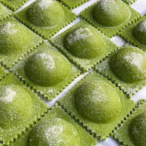 Masa Verde para Pastas - Masa de Rúcula para Pastas Fresh Pasta Recipes, Pasta Brands, Mario Batali, Handmade Pasta, Pasta Fresca, Fresh Pasta, Base Foods, Ravioli, Pasta Recipes