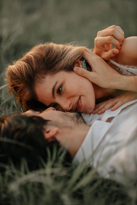 Ensaio pré casamento nos campos de trigo em Holambra Anniversary Photography Poses, Wedding Fotos, Lost In Love, Old Hollywood Wedding, Fall Engagement Pictures, Pre Wedding Videos, Couple Engagement Pictures, Wedding Couple Photos, Pre Wedding Party