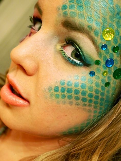 paint makeup over fish net tights to create this mermaid/sea creature look Mermaid Costume Makeup, Fish Net Tights, Sea Costume, Fantasy Make-up, Fish Makeup, Paint Makeup, Fish Costume, Net Tights, Mermaid Makeup