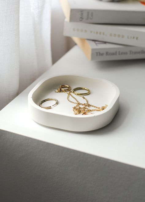 Perfect little dish to store your daily jewellery! #jewellerydish #homedecor #whiteaesthetic #whitedecor Key Dish, Jewellery Tray, Jewellery Dish, Jewellery Holder, Square Jewelry, Table Square, Perfume Tray, Tray Design, Daily Jewelry