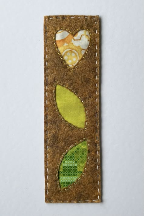 How to Sew a Charming Felt Applique Bookmark Fabric Bookmarks Handmade, Bookmark Sewing Pattern Free, Boho Bookmarks Diy, Sewing A Bookmark, Sew A Bookmark, Diy Fabric Bookmarks, Felt Accessories Diy, Diy Felt Applique, Quilted Bookmarks Free Pattern