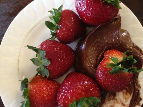 Strawberries and Nutella for dipping. Yummmm! Strawberries With Nutella, Nutella With Strawberries, Chocolate Strawberry Aesthetic, Chocolate Dipped Strawberries Aesthetic, Strawberry And Nutella, Strawberries And Nutella, Nutella And Strawberries, Nutella Strawberries, Nutella Dip