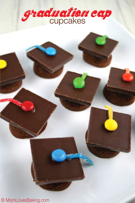 Graduation Cap Cupcakes are actually little brownies turned upside down. Then topped with a chocolate bar and candy. Yum! Chocolate Graduation, Unique Graduation Party Ideas, Graduation Party Desserts, Unicorn Party Food, Graduation Treats, Graduation Desserts, Graduation Party Foods, Graduation Party High, Brownies Chocolate