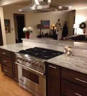 Cooktop under half wall facing living room Half Wall Kitchen, Small Kitchen Countertops, Island With Stove, Kitchen Island With Stove, Oven Stove, Galley Kitchen Remodel, Budget Kitchen Remodel, Farmhouse Kitchen Remodel, Colorful Kitchen