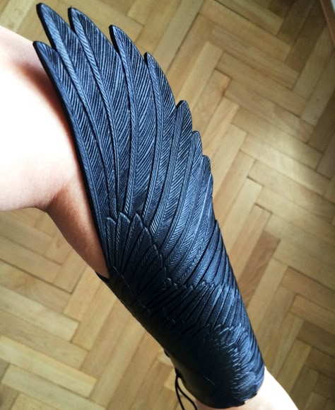 . Leather Bracers, Leather Armor, Chique Outfits, Cosplay Diy, Fantasy Costumes, Style Noir, Black Feathers, Fantasy Clothing, Fantasy Fashion