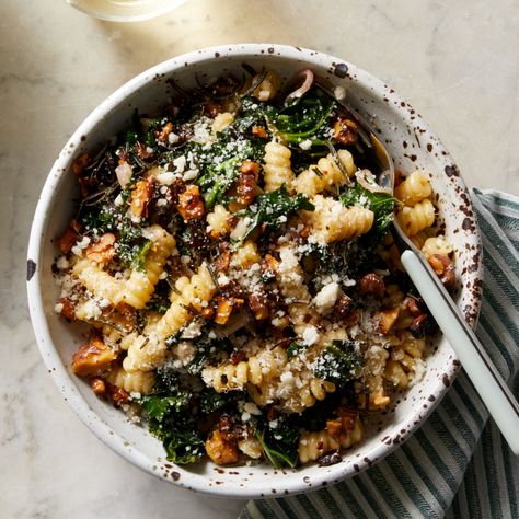 Creamy Fusilli Bucati Pasta with Fried Rosemary & Walnuts Fusilli Bucati, Creamed Kale, Blue Apron Recipes, Kale Pasta, Quick Cooking Recipes, Beginner Recipes, Roasted Walnuts, Pasta Pasta, Blue Apron