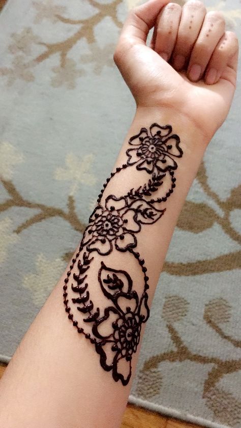 Forearm henna Henna On Forearm Design, Henna Designs Forearm Flowers, Forearm Henna Designs, Henna Tattoo Designs Forearm, Henna Designs Forearm, Forearm Henna Tattoo, Simple Body Art, Henna Forearm, Forearm Henna