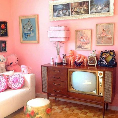 Modern Vintage Homes, Estilo Kitsch, Sala Vintage, Kitsch Decor, Ideas Hogar, Décor Boho, Vintage Kitsch, Decor Guide, Unique Boutique