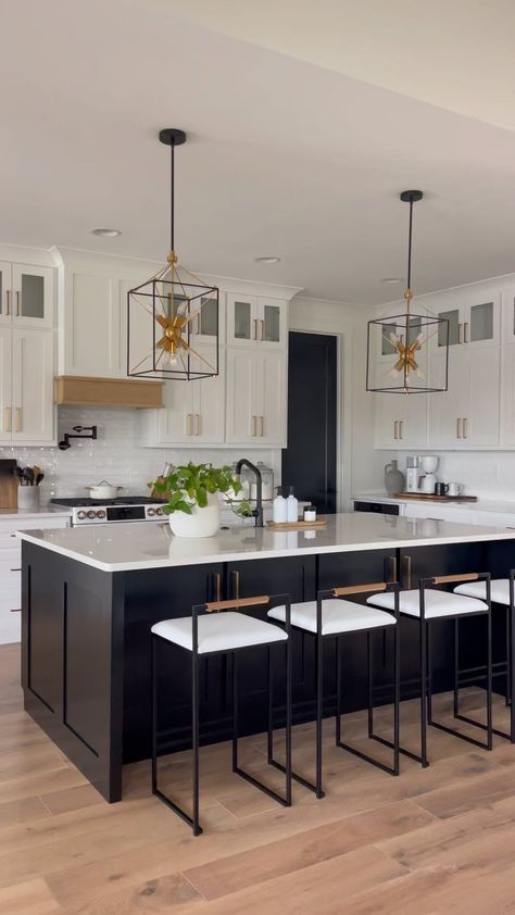 Two Toned Kitchen Cabinets, Rooms Decoration, Black Island, Black Kitchen Island, Design Your Kitchen, Design Apartment, Kitchen Cabinet Colors, Kitchen Inspiration Design, Modern Farmhouse Kitchens