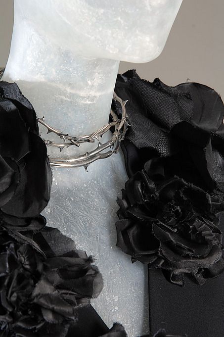 Alexander Mcqueen Aesthetic, Thorn Necklace, Goth Prom, Fashion Exhibition, Fashion Institute Of Technology, Goth Princess, Goth Look, Fashion Institute, Gothic Wedding