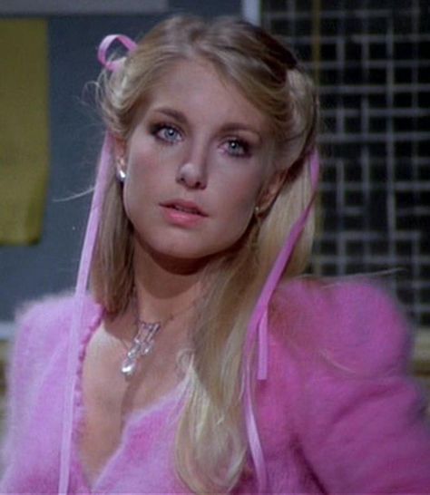 Heather Locklear, Heather Thomas, Thomas Pink, Famous Women, Classic Beauty, Hottest Celebrities, Up Girl, Vintage Beauty, Pink Sweater