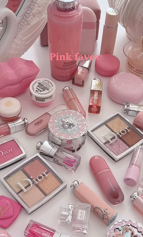 Make Up Pink, Makeup Collection Goals, Preppy Makeup, Aesthetic Gifts, Girly Makeup, Makeup Bag Essentials, Barbie Core, Pink Cosmetics, Clean Girl Aesthetic