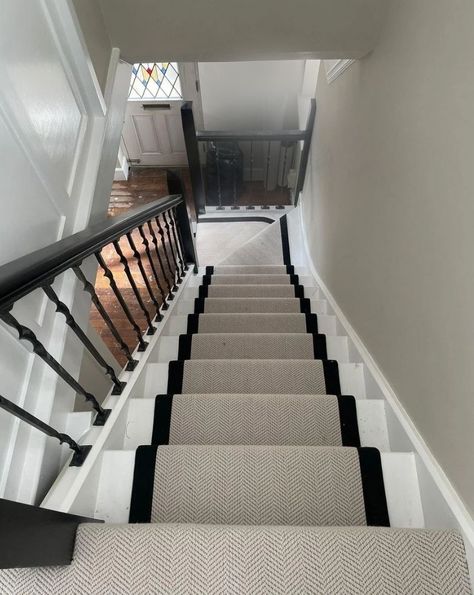 Loft Stairs Ideas, Staircase Carpet Runner, Entrance Hall Decor, House Staircase, Hallway Inspiration, Hallway Flooring, Staircase Decor, Hallway Designs, House Extension Design