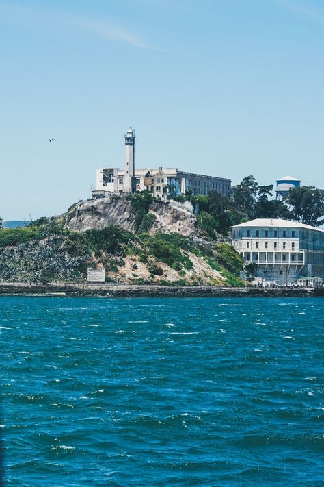 If you have found useful this travel tips. You can see others in my Travel Tips Board! https://www.pinterest.es/viktoriyaEJ/love-europe/ Alcatraz Tour, San Francisco Alcatraz, Haunted Prison, Alcatraz Prison, San Francisco Photography, Alcatraz Island, Living In San Francisco, Us Road Trip, San Francisco City