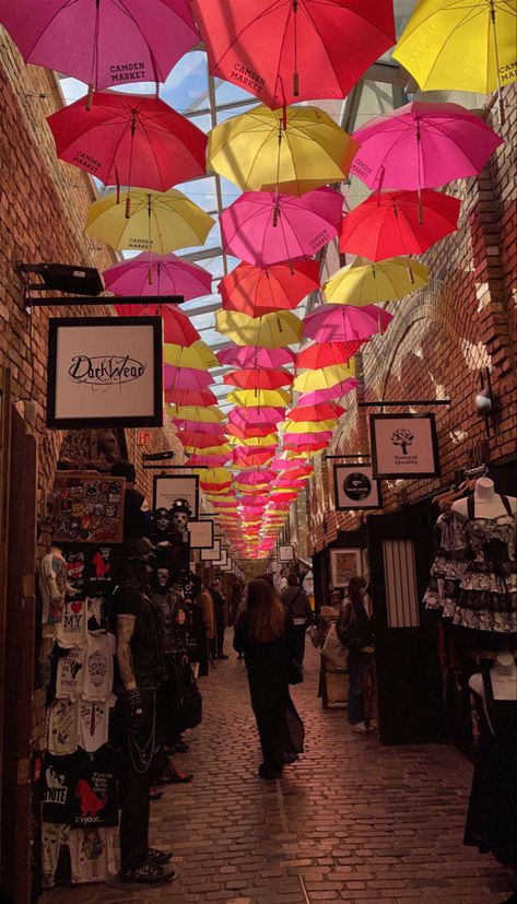 Shopping London Aesthetic, Exploring London Aesthetic, London Vibes Aesthetic Food, London In Summer, London Neighborhood Aesthetic, London Aesthetic Camden, London Photo Ideas, Camden Market London, Shopping In London