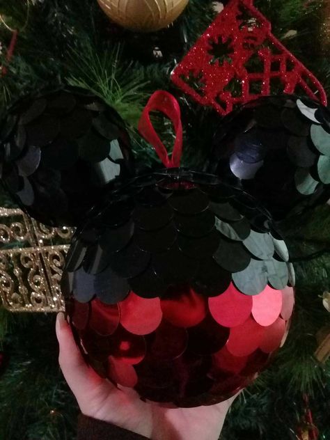 Mickey Christmas Decorations, Mickey Mouse Crochet, Minnie Mouse Decorations, Xmas Balls, Disney Christmas Decorations, Disney Christmas Tree, Christmas Creative, Ideas Navidad, Mouse Christmas