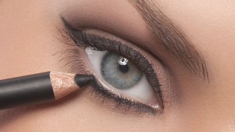 Why You Should Avoid Lining Your Lower Eyelid If You Have Smaller Eyes Lid Eyeliner, Good Makeup, White Eyeliner, Best Eyeliner, Eye Liner Tricks, How To Apply Eyeliner, Lower Lashes, Large Eyes, Eyeliner Looks