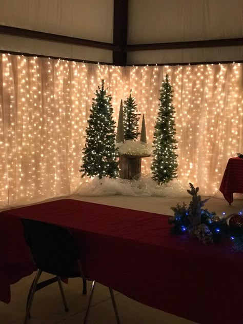 Christmas Conference Room Decorations, Big Christmas Party Decorations, Christmas Formal Decorations, Christmas Party Room Decor, Christmas Decor Ideas Corporate, Conference Room Christmas Decorations, Christmas Decor Ideas Office Party, White Christmas Stage Design, Christmas Party Hall Decorations