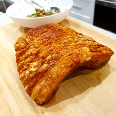 Pork Belly Crackling Recipe, Crackling Pork Belly, Roast Pork With Crackling, Best Pork Crackling, Pork Belly Recipe Oven, Pork Belly Oven, Che Recipe, Pork Belly Crackling, Roast Pork Crackling