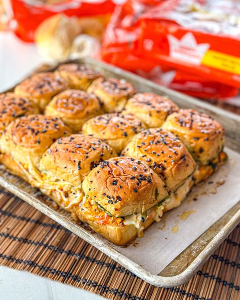 Veg Sliders, Vegetarian Sliders Recipes, Paneer Sliders, Pav Bhaji Sliders, Paneer Appetizers, Indian Appetizers, Sweet Buns, Slider Buns, Desi Food