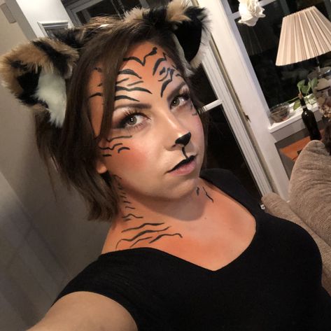 Diy Tiger Makeup Women, Women Tiger Costume, Simple Tiger Makeup, Easy Tiger Makeup, Tiger Makeup Women, Simple Tiger Face Paint, Tiger Makeup Halloween, Tiger Halloween Makeup, Tiger Costume Women