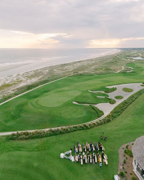 Krishel & Chris celebrated their nuptials overlooking the iconic views of Kiawah island this past week. Reveled by the most gorgeous sunlight and good company of their people, they celebrated with a putting contest on the green, custom touches of their love for golf & a coastal design to highlight the Ocean Course’s nuances. So much more to come from this special day🤍 @kiawahresort @engagingevents @_theluxeandco @eventworksrentals @enzoani @annamarieartistry_ @unitedinpaint @charlestonglow @... Pretty Place Wedding South Carolina, Kiawah Wedding, Kiawah Island Wedding, Kiawah Island Golf Resort Wedding, Wedding Venue Charleston Sc, Kiawah Island South Carolina, Kiawah Island Ocean Course Wedding, Brookgreen Gardens South Carolina Wedding, Kiawah Island