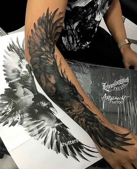 Tattoo Circle, Natur Tattoo Arm, Rabe Tattoo, Crow Tattoo Design, Circle Tattoos, Crow Tattoo, Norse Tattoo, Nordic Tattoo, Raven Tattoo