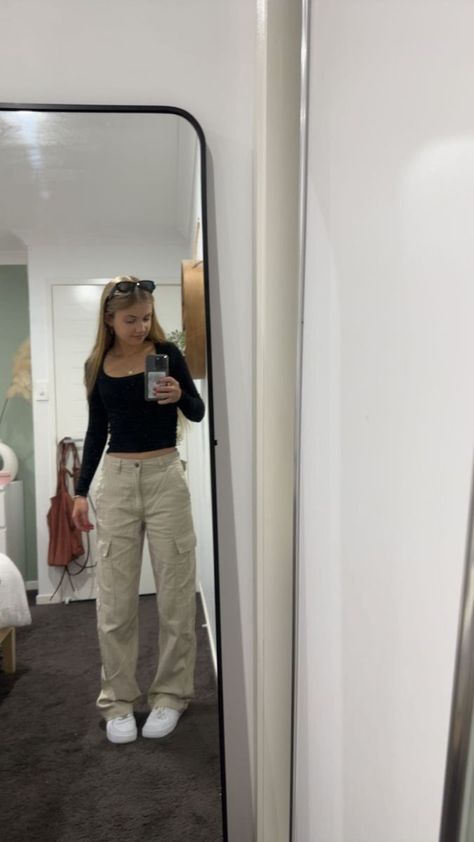 Cute Outfit Ideas with Beige Pants... Cute Fits Cargo Pants, Cute Outfits Khaki Pants, Cute Outfits With Beige Pants, Creamy Cargo Pants Outfit, Cute Fits With Cargo Pants, Tops To Wear With Cargos, Outfits To Wear With Cargo Pants, Fits With Beige Pants, Beige Cargo Winter Outfit