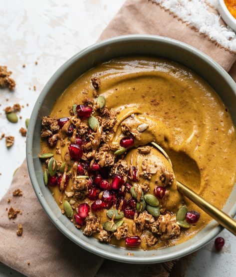 Pumpkin Pie Smoothie Bowl | Becks Lives Healthy Pumpkin Smoothie Bowl, Carrot Cake Protein Balls, Pumpkin Spice Smoothie Bowl, Cake Protein Balls, No Bake Carrot Cake, Carrot Cake Protein, Fall Smoothies, Smoothie Bowl Recipe Healthy, Protein Smoothie Bowl