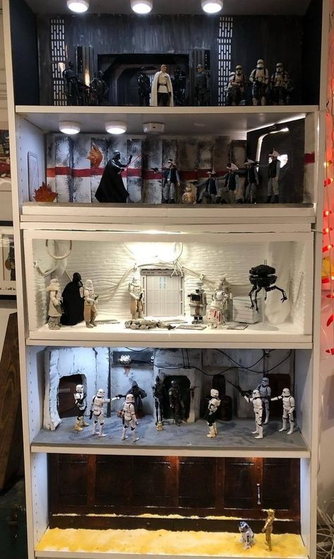 Star Wars Desk Decor, Star Wars Figures Display, Vintage Star Wars Bedroom, Marvel And Star Wars Themed Room, Starwars Display Ideas, Star Wars Figure Display, Star Wars Dioramas, Star Wars Black Series Display, Star Wars Media Room