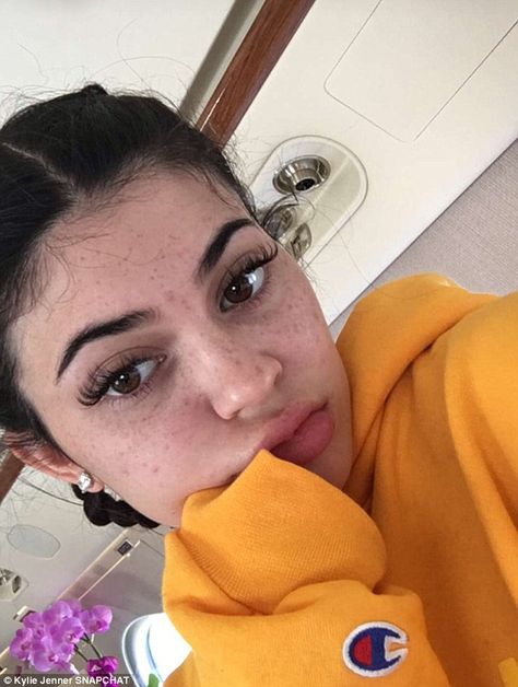 Her best look: On the popular social media site, Kylie shared an up-close shot of her face, which highlighted the star's natural skin Stylizacje Kylie Jenner, Maquillaje Kylie Jenner, Moda Kylie Jenner, Kylie Jenner Fotos, Kylie Jenner Selfies, Look Kylie Jenner, Looks Kylie Jenner, Trajes Kylie Jenner, Estilo Kylie Jenner