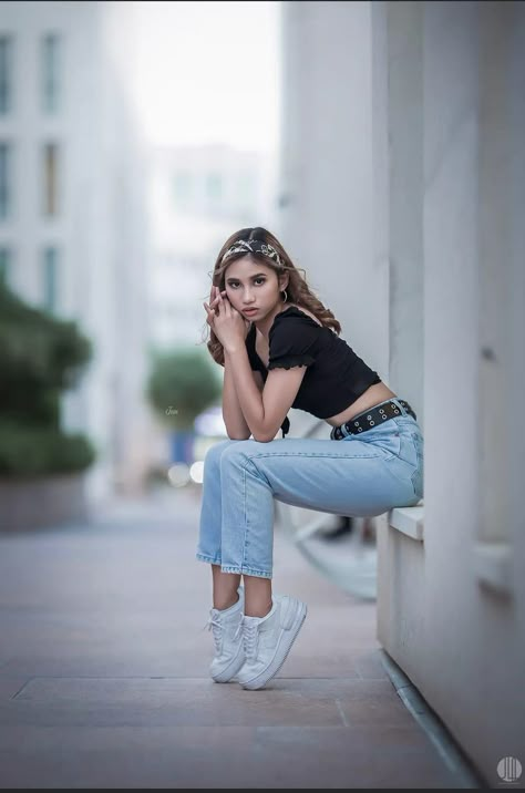 Seated Poses Photography Chairs, Urban Street Photography Models, Female Street Fashion Photography, Street Portraits Women, Female Street Photography, Street Portrait Photography Poses, Outdoor Shoot Ideas Photoshoot Fashion, Poses For Midsize Women, Teenager Photoshoot Ideas