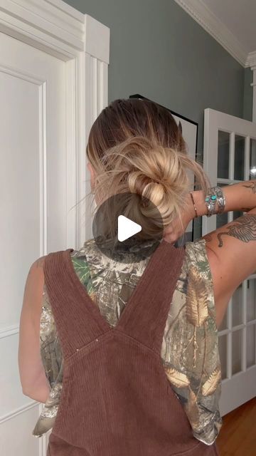 TORIE BLISS on Instagram: "The coolest bun hack ever slowed down with a better angle for you babes 🆒🤎 #hairhacks #hairstyle" Work Updo, Bun Hack, Messy Bun For Short Hair, Claw Clip Hairstyle, Clip Hairstyle, Hair Today Gone Tomorrow, Cute Buns, Fun Buns, Short Hair Bun